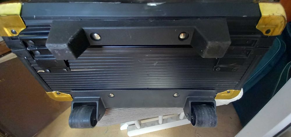 Trusa scule in cutie gen valiza