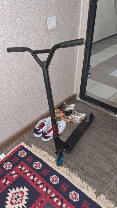 Самокат в хорошем состояний продаю срочно