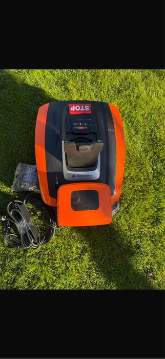 Robot tuns gazon iarba