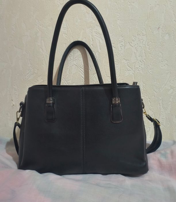 Sumka sotiladi rangi qora va chidamli