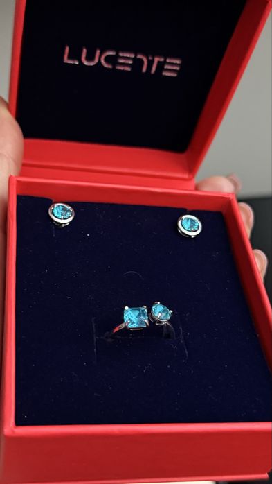 Серебрянные серьги гвоздики и кольцо.