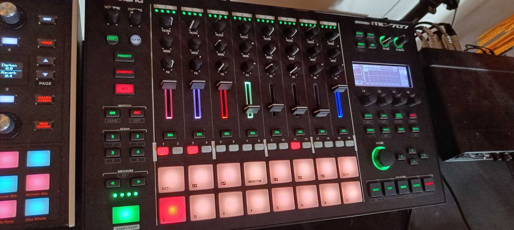 Groovebox Roland MC 707
