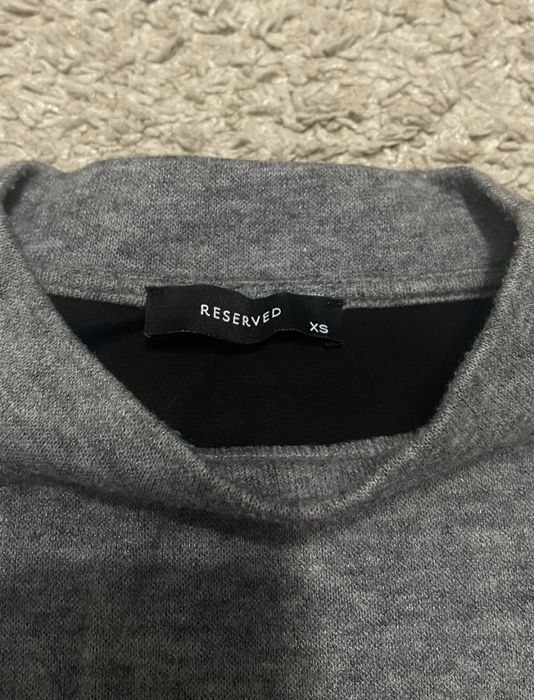 Bluză gri cu maneci lungi și buzunar frontal