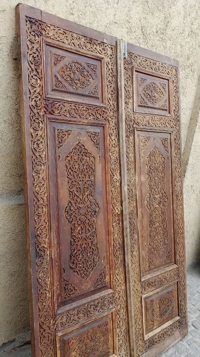 Винтажные ворота из древесины ореха.