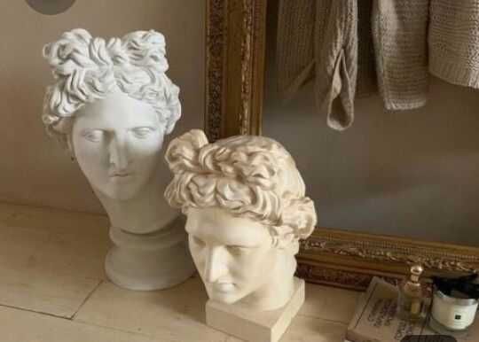 Продаётся гипсовая голова Аполлона Бельведерского.