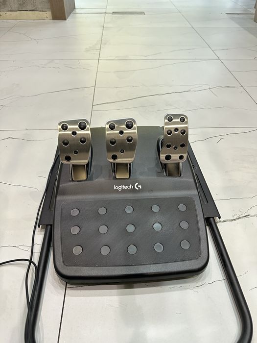 Продается игровой руль ”Logitech” G29 F1 срочно!