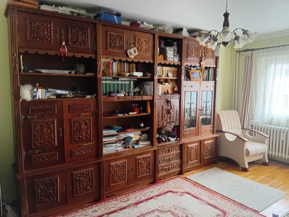 Biblioteca lemn cu ornamente