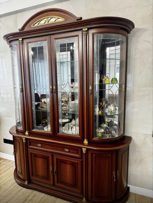 Продаётся качественный сервант (буфет, витрина) в классическом стиле
