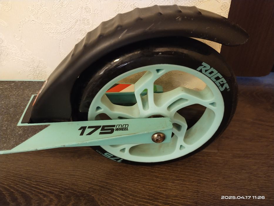 Самокат для ребенка и подросткового возраста.