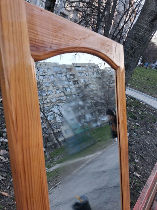 Огледало с дървена  рамка