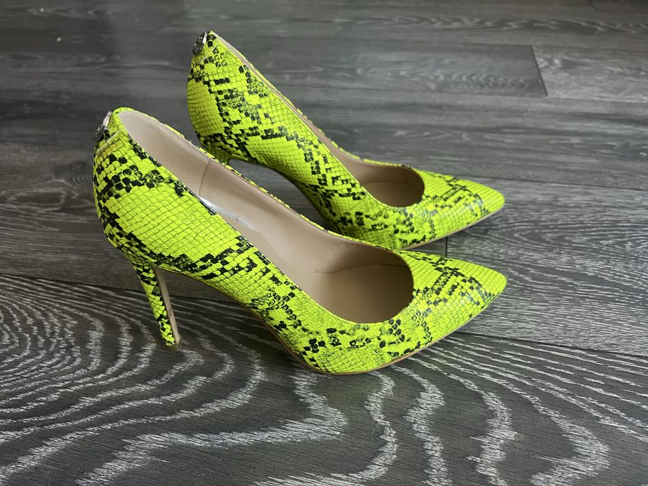 Обувки марка Guess