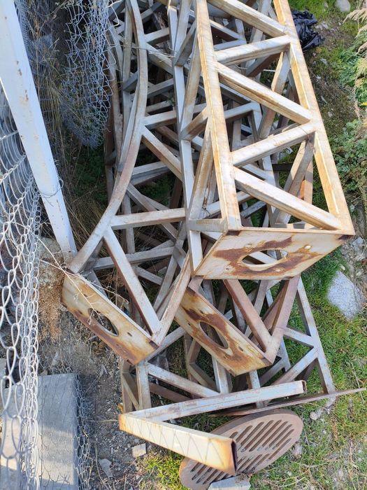 Металлическая арка из фермы