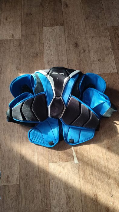 Нагрудник хоккейный размер sr medium.