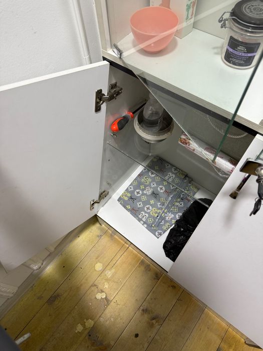 kushet bn shkafcha sotiladi salon uchun kup ishlatilmagan ikkalasinii