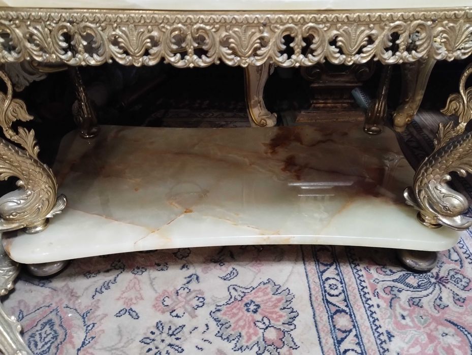 Холна маса на 2 нива с колелца - мрамор и бронз