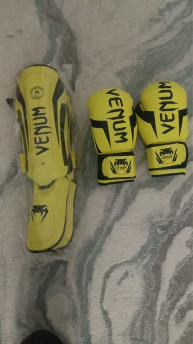 Новый перчатки и шитки