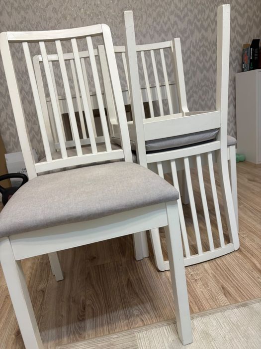 Masa extensibila cu scaune tapitate Ikea