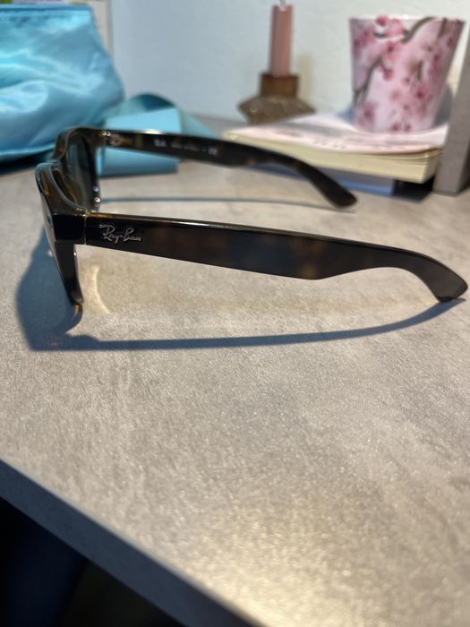 Продавам очила RayBan модел RB 2132