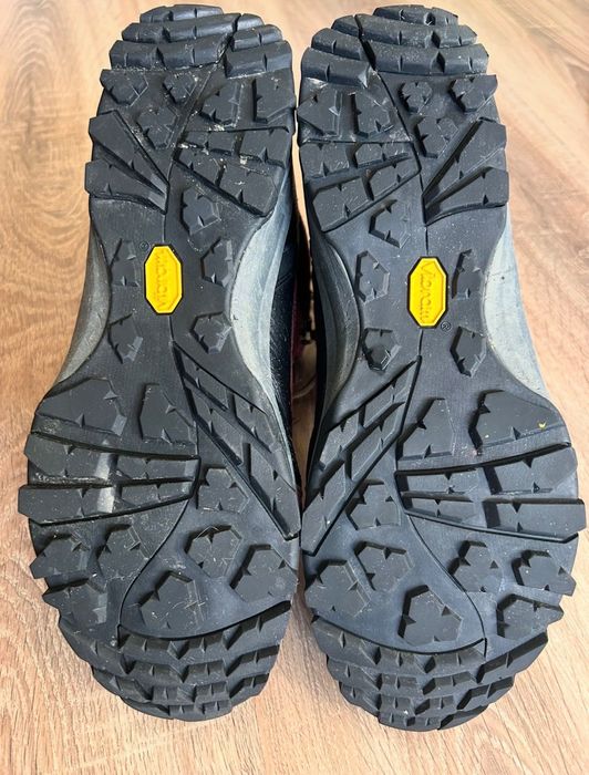 Туристически обувки с Vibram