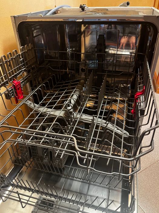 Съдомиялна за вграждане 60см Whirlpool