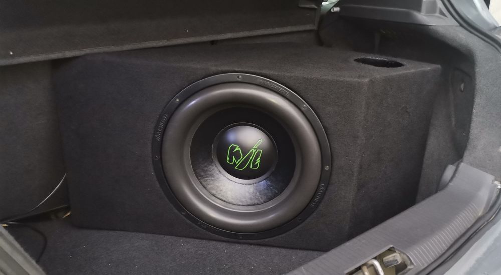 Montaj instalare subwoofer auto, statii, boxe usi