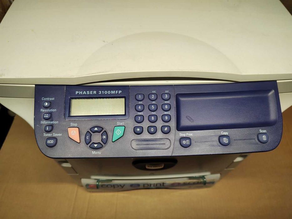 Продавам принтер Xerox с повреда и две пълни касети