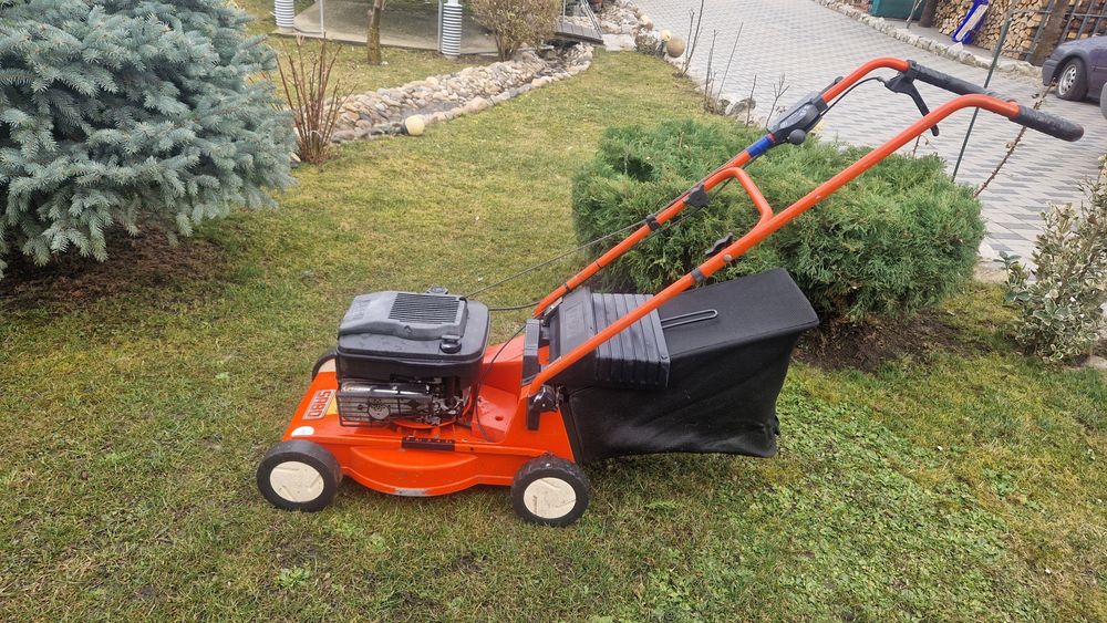 Vand masina de tuns iarba pe benzina