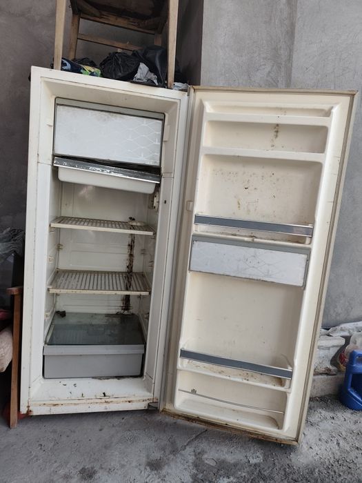 Продаются  два холодильника ЗИЛ и атлант смотрите фото.