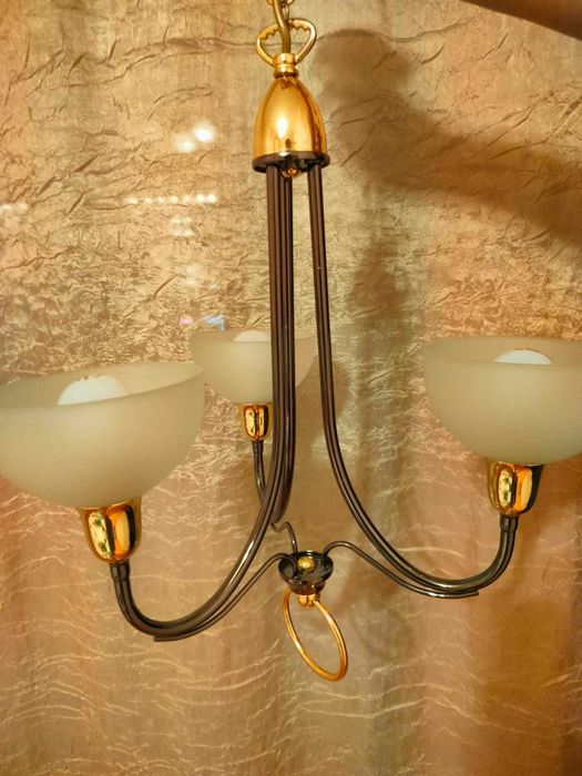 Люстра трехрожковая