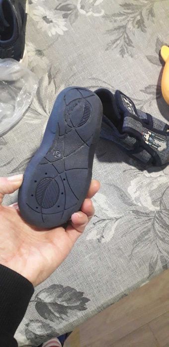 Пантофи 21 номер и маратонки Lonsdale 21,5 номер