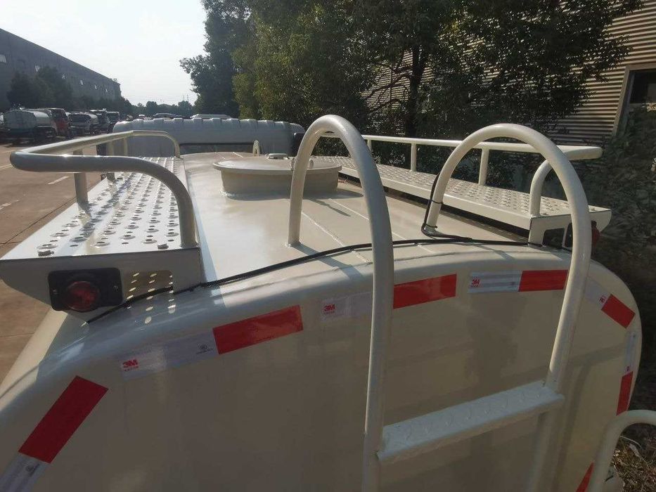 Vodovoz HOWO 4×2  (6 куб)  ВОДОВОЗ ISUZU matorda