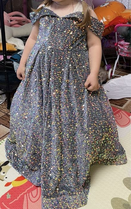 Платье обшитое паетками новое