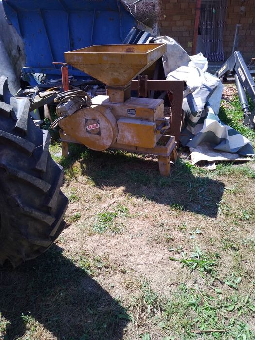 Moară cu valțuri ptr făină.. 380V