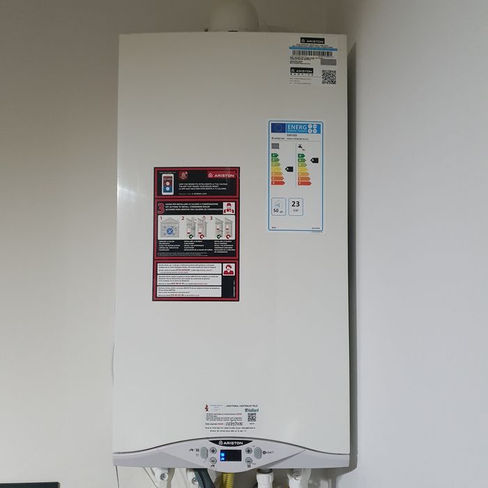 Centrala Ariston Cares Premium functionala, camera de  ardere fisurat