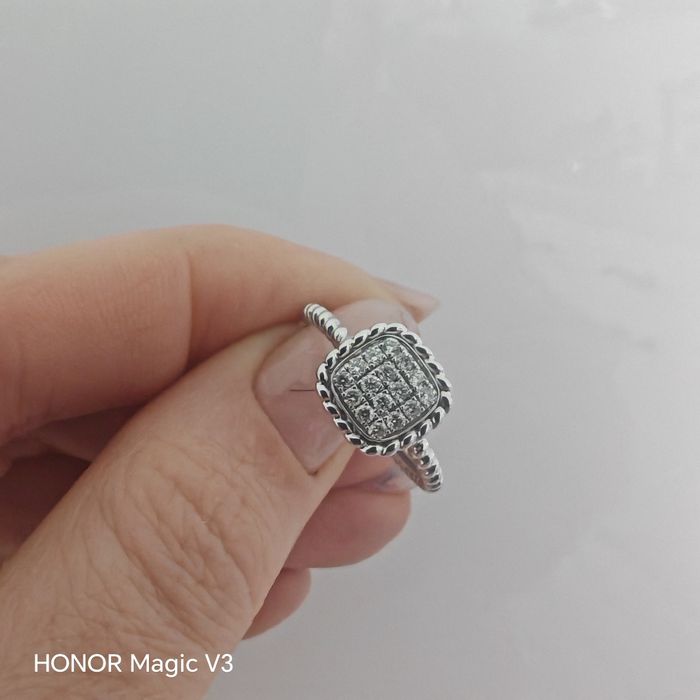 Inel din aur alb 18K cu diamante naturale – elegant și rafinat