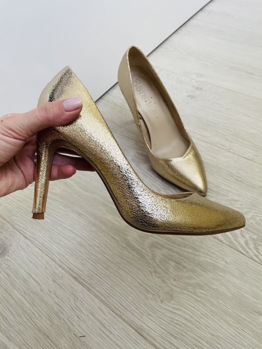 Vând pantofi cu toc Bershka