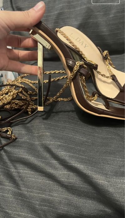 Sandale cu toc si lanț