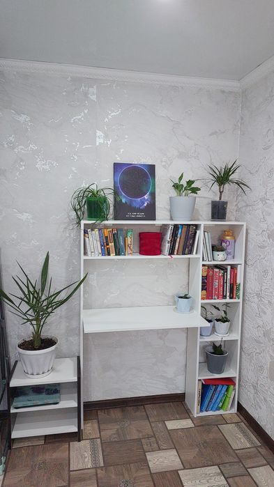 Продам стол с полками для книг