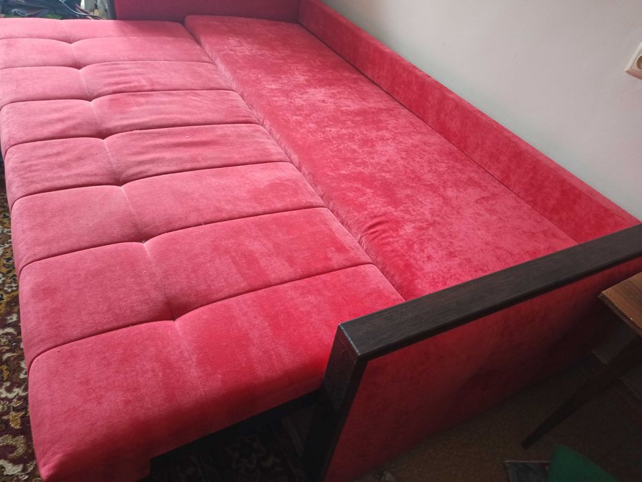 Красный диван с ящиком для белья