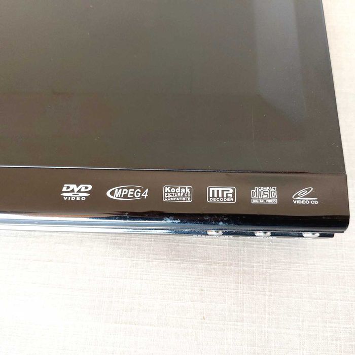 Продава DVD player Elite с дистанционно и комплект кабели