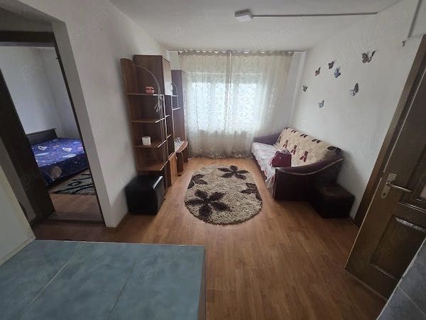 Apartament cu trei camere în roman