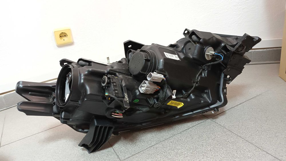 Mitsubishi Outlander xenon far Мицубиши Аутлендър ксенон десен ляв фар