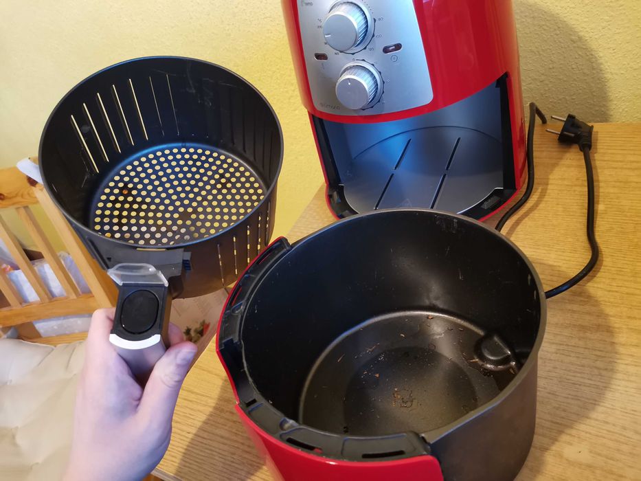 Продавам фритюрник Delimano Air Fryer Pro Red с обем от 3,5 L