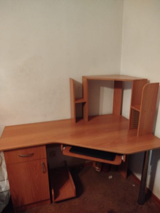 Продам компьютерный стол