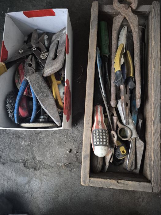 Продам б/у огнетушитель  , гвозди  . Бревна  .ключи