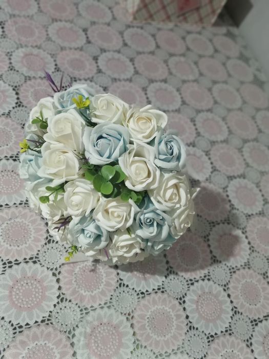 Vând buchet de florii din săpun și coșuleț cu flori de pus in piept