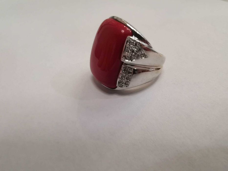 Продавам златен пръстен с корал и диаманти silvia kelly