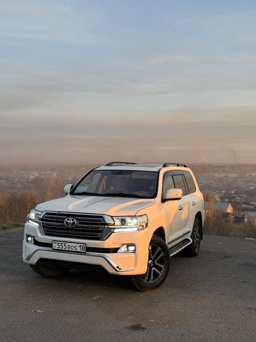 Прокат авто с водителем  LAND CRUISER 200