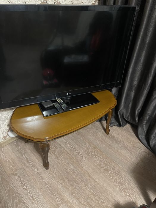 Продам столик дерево