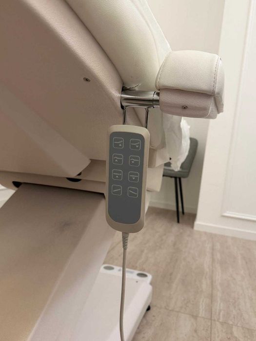 Vând pat cosmetic profesional, ideal pentru salon de înfrumusețare, cabinet de estetică sau cosmetică.
